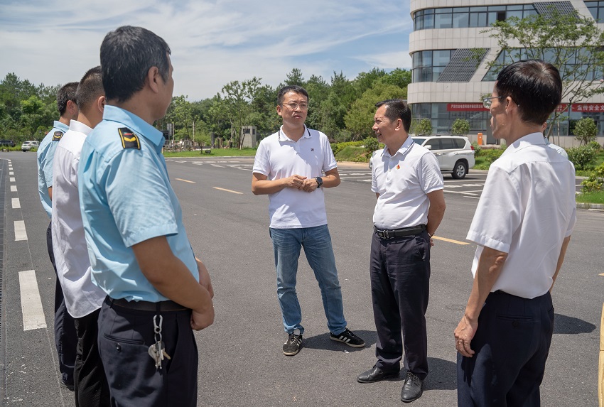 市城投集團(tuán)公司開展“七一”關(guān)懷慰問困難黨員活動